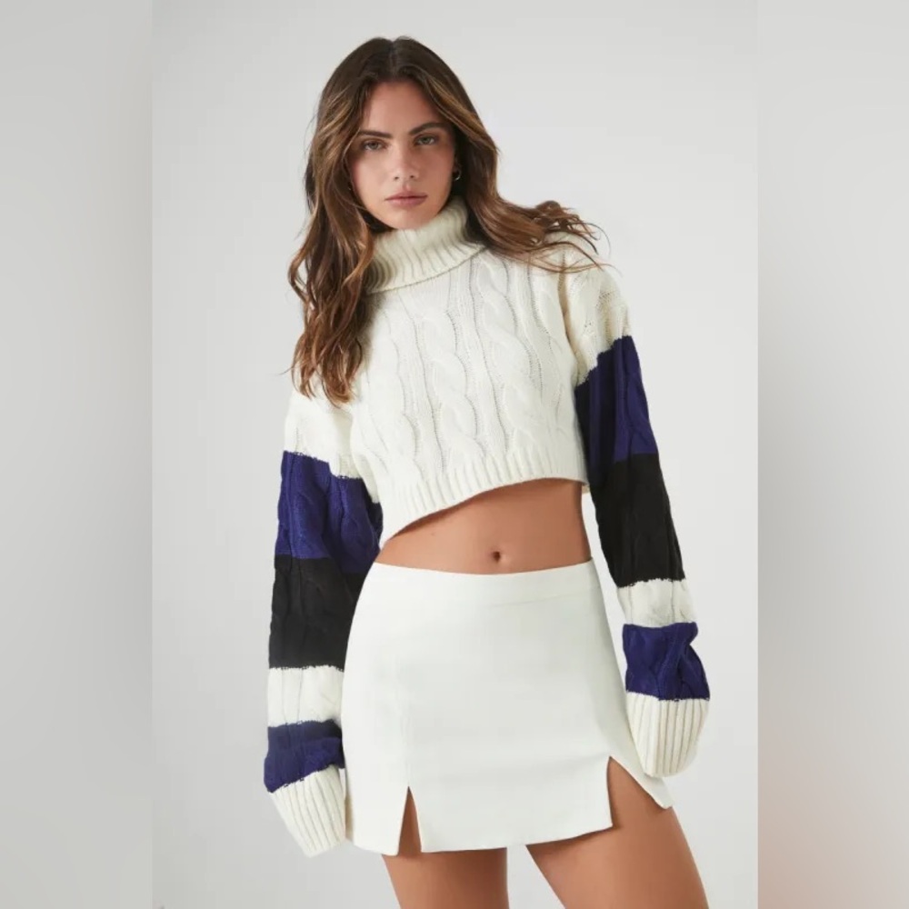 Forever 21 White and Blue Colorblock Turtleneck Cropped Sweater size XS
